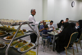 در طول ماه مبارک رمضان روزانه هزاران روزه دار در مناطق کم برخوردار و مهمان‌سرای حرم مطهر رضوی اطعام می‌شوند که مراحل طبخ و آماده سازی غذا در مهمانسرای غدیر حضرت رضا (ع) انجام می‌شود.