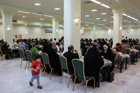 در طول ماه مبارک رمضان روزانه هزاران روزه دار در مناطق کم برخوردار و مهمان‌سرای حرم مطهر رضوی اطعام می‌شوند که مراحل طبخ و آماده سازی غذا در مهمانسرای غدیر حضرت رضا (ع) انجام می‌شود.