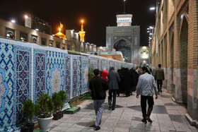 در طول ماه مبارک رمضان روزانه هزاران روزه دار در مناطق کم برخوردار و مهمان‌سرای حرم مطهر رضوی اطعام می‌شوند که مراحل طبخ و آماده سازی غذا در مهمانسرای غدیر حضرت رضا (ع) انجام می‌شود.