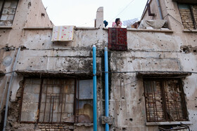 خانه‌های مخروبه زیادی در کوی آریا از دوران جنگ ایران و عراق و جود دارد و خانواده‌های بسیاری با فقر در آنها زندگی می‌کنند.