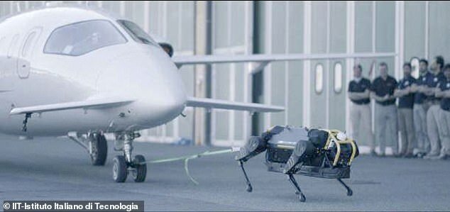 رباتی که هواپیما را به دوش کشید+فیلم