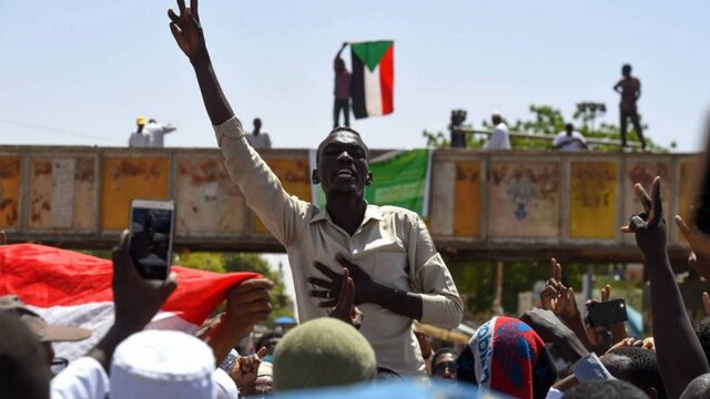 معترضان سودانی به اعتصاب سراسری متوسل می‌شوند