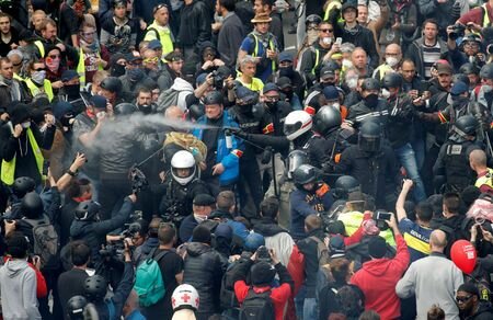 درگیری "جلیقه زردها" و پلیس در فرانسه