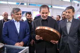 بازدید جهانگیری از نمایشگاه محصولات مددجویان کمیته امداد