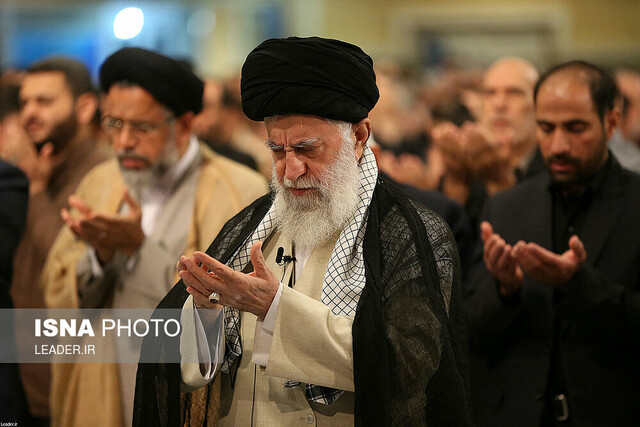 رهبر انقلاب بر پیکر شهید سلیمانی نماز اقامه کردند