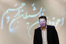 تیم ملی فوتبال ایران بعد از پایان همکاری با کارلوس کیروش، مدتی بدون سرمربی ماند تا اینکه با مارک ویلموتس قراردادی امضا شد. او سهشنبه ۷ خرداد ۱۳۹۸ به ایران آمد و فردای آن روز ویلموتس و تاج دو نسخه از این قرارداد را در برابر اهالی رسانه امضا کردند. قرارداد ویلموتس به دلیل نتایج ضعیف در ایران و پس از دو باخت پیاپی در دو دیدار حیثیتی مقابل بحرین و عراق و همچنین بروز برخی مشکلات مالی، فسخ شد. پس از آن، افشای رقم قرارداد ویلموتس با فدراسیون فوتبال ایران، بحثبرانگیز شد.