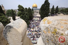 ده‌ها هزار فلسطینی آخرین نماز جمعه ماه رمضان را در  مسجدالاقصی به جا آوردند