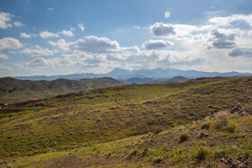 ارتفاعات روستای چاهک قم که به خاطر بارندگی های بهاری سرسبزی قابل توجهی پیدا کرده است.