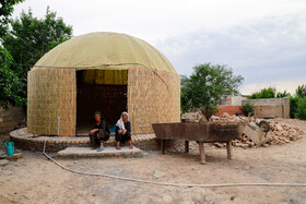 ساخت آلاچیق بجای کانکس به عنوان اسکان موقت برای سیل‌زدگان روستای «چن سبلی» شهر آق قلا در گلستان