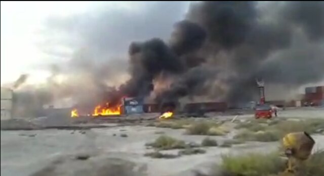 فیلم آتش سوزی یک دستگاه ریچ استاکر فرسوده  در اراضی قشم