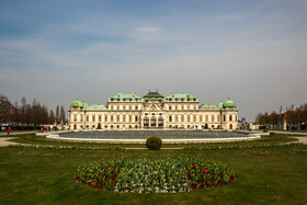 قصر «بلودر» که همانند کاخ شون برون یکی از معروف ترین قصرها در اتریش است. این قصر متشکل از دو کاخ بالا و پایین به سبک دورهٔ باروک است. سالهای گذشته قصر بلودر در مالکیت ملکه ماریا ترزا بوده است. 