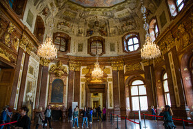 قصر «بلودر» که همانند کاخ شون برون یکی از معروف ترین قصرها در اتریش است. این قصر متشکل از دو کاخ بالا و پایین به سبک دورهٔ باروک است. سالهای گذشته قصر بلودر در مالکیت ملکه ماریا ترزا بوده است. 
