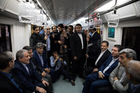  اسحاق جهانگیری، پیروز حناچی،رضا رحمانی و برخی مسئولان بعد از بازدید از خط تولید واگن سازی آلومینیومی، مسیر برگشت از مترو استفاده کردند.