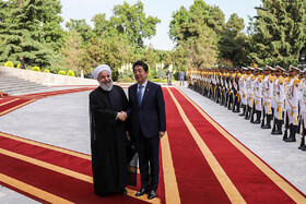 استقبال رسمی روحانی از نخست‌وزیر ژاپن