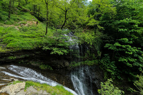 علاوه بر آبشار اصلی، آبشار دیگری هم در ۱۰ متری آن قرار دارد که ۶۵ متر ارتفاع دارد و سرریز آب آن نسبت به آبشار اصلی بیشتر و پر عرض‌تر است.
