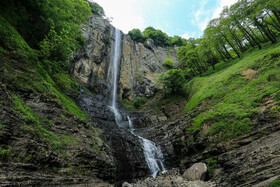  ارتفاع آبشار «لاتون» ۱۰۵ متر است و برای همین شما با آبشاری معمولی که قطر آبش اندازه شیرآب است، طرف نیستید.
