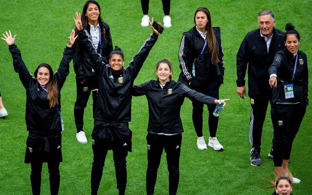 قانون عجیب تیم ملی زنان آرژانتین، رییس جمهورشان را هم جریمه کرد