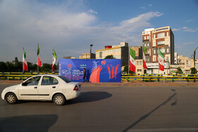 نصب بنر مسابقات لیگ ملت‌های والیبال در شهر اردیبل میزبان این مسابقات