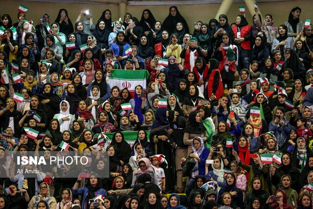 کیهان: ورود به ورزشگاه اولویت واقعی زنان ما نیست