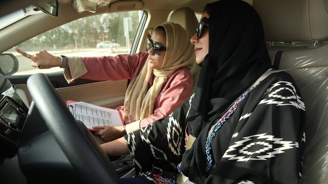 زنان سعودی حق رانندگی را در شروط ضمن عقد قرار می‌دهند