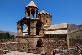 نمازخانه  این کلیسا در زمینی به ابعاد ۱۶ در ۲۱ متر بنا شده‌است. در ورودی منبت‌کاری با تزئینات بسیار زیبای آن در وسط ضلع غربی تعبیه شده و از آثار نفیس اوایل دوره قاجاریه و احتمالاً زمان عباس میرزا السلطنه فرزند فتحعلی‌شاه به شماره می‌آید. حجاری پایه‌ها و طاق‌نماها و نیم ستون‌ها و زنجیره‌های جوانب و مقرنس‌کاری‌ها و تزئینات طاق سردر به قدری بدیع است که بی‌شک از شاهکارهای هنر حجاری محسوب می‌شود.