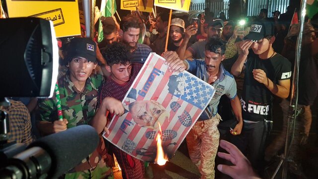برافراشتن پرچم فلسطین در سفارت بحرین در بغداد در اعتراض به کارگاه منامه + تصاویر