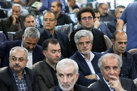 محمود صادقی نماینده مجلس در مراسم ترحیم مرتضی صفاری نطنزی