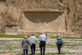 بازدید گردشگران از سنگ‌نگاره پیروزی شاپور بر امپراتوران روم، یکی از آثار بازمانده از دورهٔ ساسانی  که در محوطهٔ «نقش رستم» تراشیده شده است.