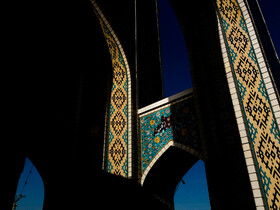 طاق‌های واقع در ورودی باب الرضا(ع) که توسط کاشی کاری و نقوش هندسی تزئین شده است.
