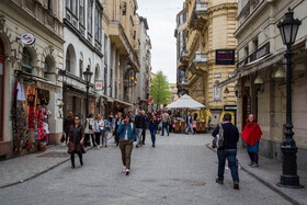خیابان واتزی یکی از معروف‌ترین خیابان‌های خرید در «بوداپست» است. این خیابان از میدان مخصوص عابرین پیاده «وروشمارْتی» (Vörösmarty) شروع شده و تا بازار بزرگ در نزدیکی «فووام تِر» (Fővám tér) امتداد می‌یابد. قسمت شمالی خیابان با تعداد زیادی مغازه و جاذبه دیدنی جذاب‌ترین بخش آن محسوب می‌شود. خیابانی که امروزه به نام واتزی می‌شناسیم، در قرن هجدهم شکل گرفت اما بسیاری از ساختمان‌های بزرگ آن در قرن ۱۹ و اوایل قرن ۲۰ ساخته شدند.

