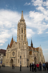 کلیسای ماتیاس فقط یک کلیسا نیست؛ وقتی به این مکان زیبا با ساختمان تاریخی‌اش می‌روید، هم کلیسای کاتولیک‌های مجارستان را می‌بینید، هم یک موزه‌ی تاریخی و حتی یک اثر هنری جذاب. کلیسای ماتیاس از هر جهت یک دیدنی مهم در «بوداپست» است. بنای این کلیسا هم مثل بناهای دیگر مجارستان، دوره‌های تاریخی زیادی را به خودش دیده و چند بار بازسازی شده است.
