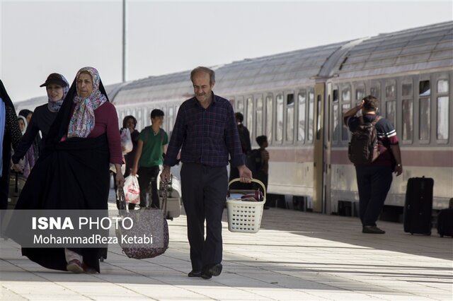 ورود نخستین قطار گردشگری با ۱۸۰ مسافر از تهران به همدان