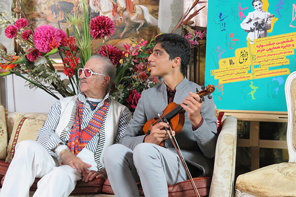 رونمایی از پوستر جشنواره نوای خرم در منزل یک خواننده پیشکسوت 