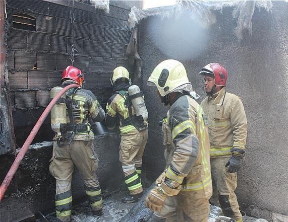 وقوع ۲ آتش‌سوزی در پایتخت؛ از کارگاه‌های مبل‌سازی تا مجتمع مسکونی