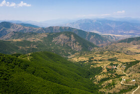 منطقه حفاظت شده "آینالو" قسمتی از جنگل‌های بکر و زیبای ارسباران که دارای اقلیمی معتدل و کوهستانی است. در این راستا این منطقه در تمام فصول سال، گردشگران بسیاری را به خود جذب می کند."آینالو" بخش بسیار کوچکی از منطقه ۸۰ هزار هکتاری حفاظت شده ارسباران است که در شهرستان خداآفرین استان آذربایجان شرقی قرار دارد. 