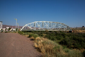 پل فلزی راه آهن معروف به پل «آهنی»که بر روی رود ارس و به عنوان مرز مشترک و راه ارتباطی ایران و کشور آذربایجان است. در دو سمت این پل دکل های مرزبانی دو کشور قرار دارند.