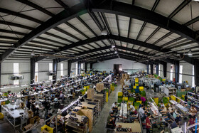  خط تولید کفش «دنیلی» در یکی از شهرک‌های صنعتی منطقه آزاد تجاری «ارس» که بیش از ۲۲۰ نفر در آن مشغول بکار هستند.