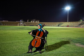 یکی از نوازندگان در کنسرت سالار عقیلی در ورزشگاه تختی اهواز