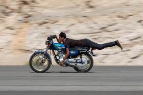 اجرای حرکتهای نمایشی با موتورسیکلت -تبریز