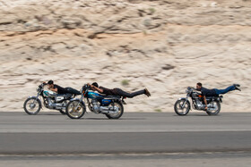 اجرای حرکتهای نمایشی با موتورسیکلت -تبریز