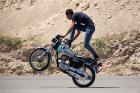 اجرای حرکتهای نمایشی با موتورسیکلت -تبریز