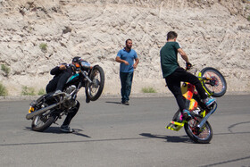 اجرای حرکت‌های نمایشی با موتورسیکلت -تبریز