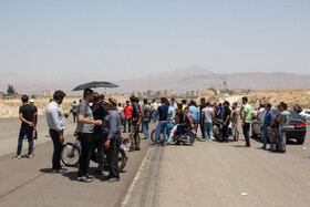 بسیاری از مردم برای تماشای حرکت‌های نمایشی موتورسواران در اتوبان‌های نیمه‌کاره شهر تبریز جمع می‌شوند.