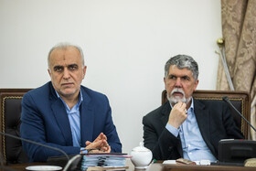 عباس صالحی، وزیر فرهنگ و ارشاد اسلامی و فرهاد دژپسند، وزیر امور اقتصادی و دارایی در جلسه بررسی مسایل مربوط به کارخانه چوب و کاغذ مازندران به ریاست اسحاق جهانگیری، معاون اول رییس جمهوری