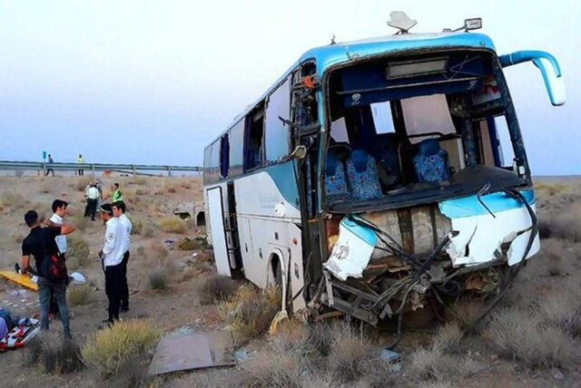 ۳۶ مصدوم در تصادف اتوبوس با کامیون/ حال مصدومان مساعد است