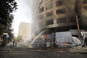 تداوم مشکلات هتل آسمان برای شیراز/آتش‌نشانان یکی از کانونهای آتش را درطبقات زیرین هتل یافته‌اند