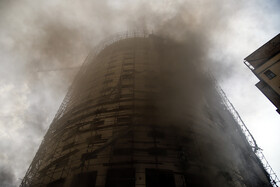 ساختمان نیمه‌کاره هتل آسمان شیراز همچنان می‌سوزد