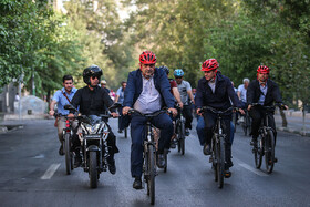 دوچرخه سواری شهردار تهران با اصحاب رسانه