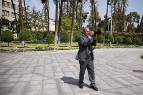 علی ربیعی، سخنگوی دولت در حال عکاسی از خبرنگاران و عکاسان خبری در حاشیه جلسه امروز هیئت دولت