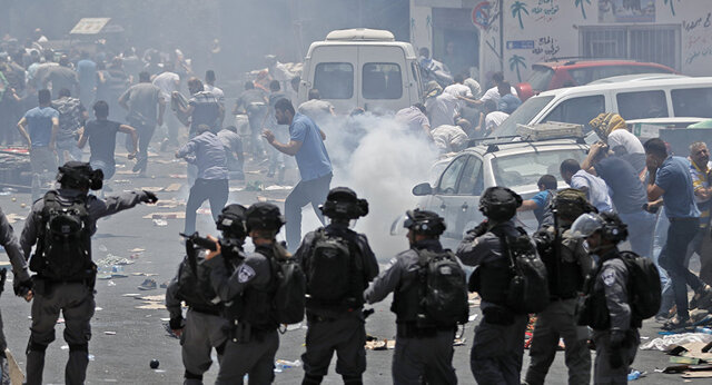 درگیری ده‌ها فلسطینی‌ با پلیس رژیم صهیونیستی در داخل مسجدالاقصی 